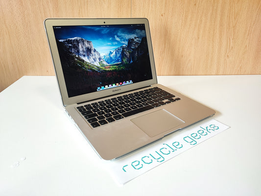 Portátil Apple Macbook Air 7.2 A1466 i5 5350u 8GB RAM 128GB NVMe Teclado EN Internacional OS Elementary Estado: Muito Bom - B