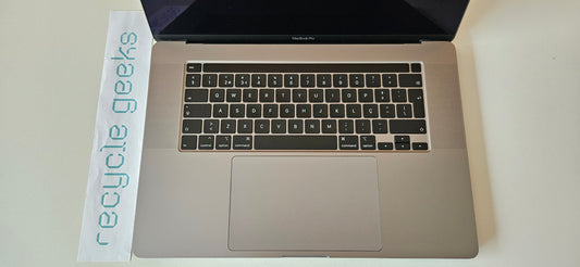 Portátil Apple Macbook Pro A2141 i9 9980HK 64GB RAM DDR4 1TB NVMe Teclado PT Portugal Estado: Excelente - A