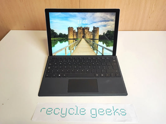 Microsoft Surface Pro 7 i5 1035G4, 8 GB de RAM, 256 GB NVMe, Windows 11 con teclado portugués. Estado: Muy bueno.