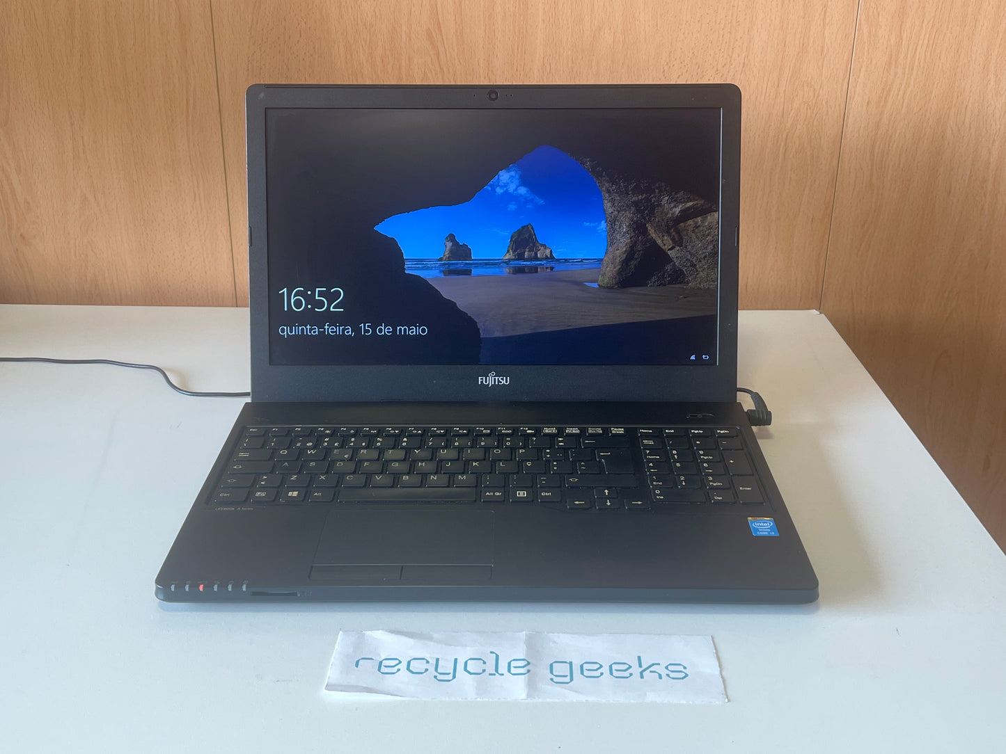 Portátil Fujitsu LIFEBOOK A555 i3-5005U 4GB RAM DDR3 120GB SSD Win 10 | Estado: Muito Bom