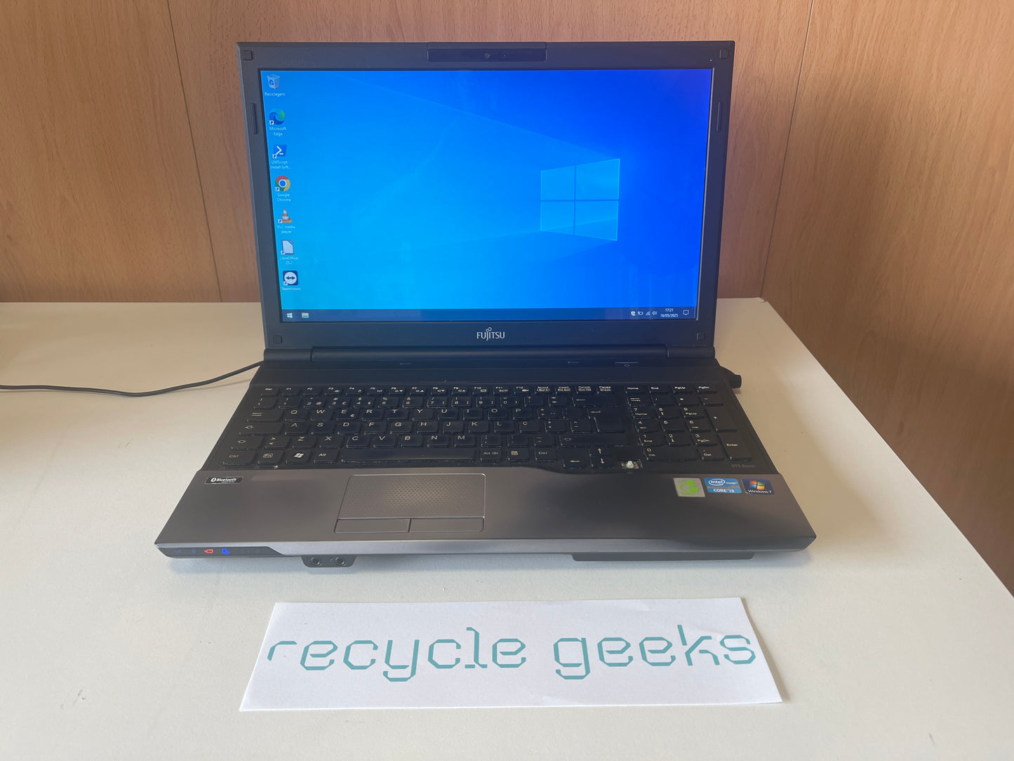 LIFEBOOK AH532 Intel® Core™ i3-2350M Laptop 39.6 cm (15.6") HD 6 GB DDR3-SDRAM 750 GB HDD NVIDIA® GeForce® GT 640M LE | Estado: Muito Bom