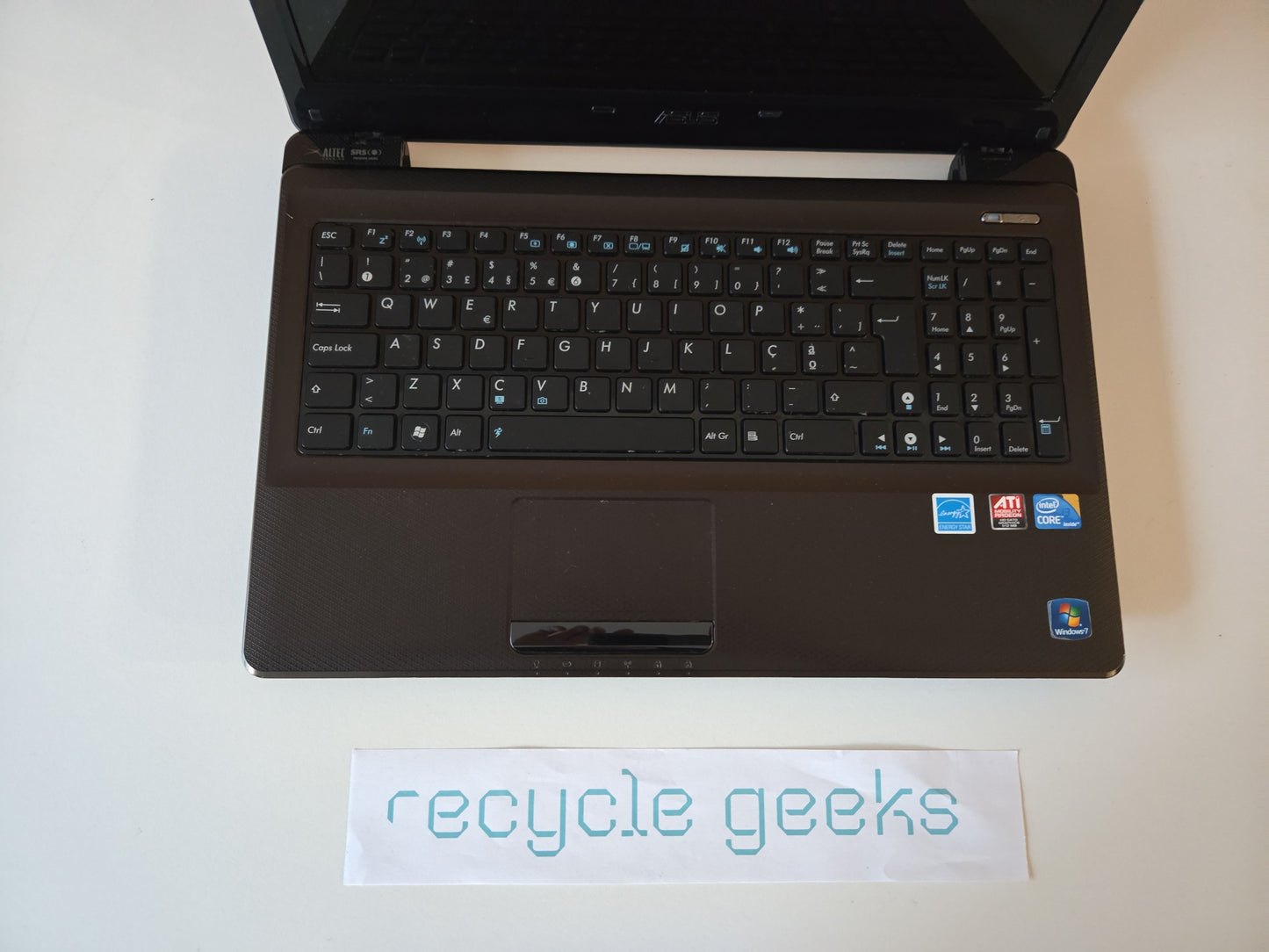 Asus K52J Notebook, Intel Core i3-M370, 2GB DDR3 RAM, 320GB HDD, Portuguese (Portugal) Keyboard, Linux Mint. Condition: Very Good - B