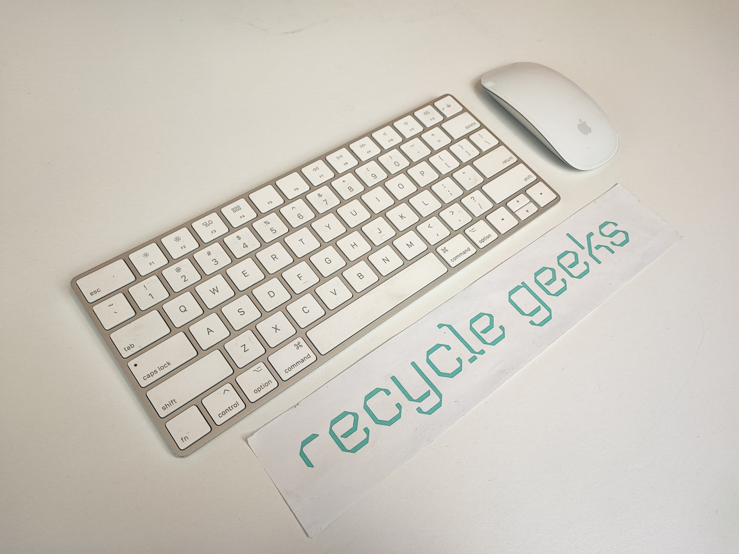 Computador Fixo Apple iMac 2017 (18,2) A1418 Intel Core i5 7400 8GB RAM DDR4 1TB SSD SATA