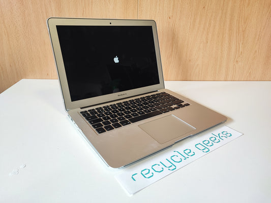 Portátil Apple Macbook Air 7.2 A1466 i5 5350u 8GB RAM 128GB NVMe Teclado EN Internacional OS Elementary Estado: Muito Bom - B