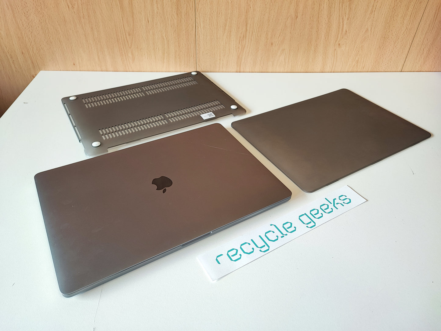 Apple MacBook Pro A2141 Ecrã 16" Retina i9 64GB Ram DDR4 1TB SSD AMD Radeon Pro 5500M macOS Tahoe Cinzento Sideral | Estado: Razoável