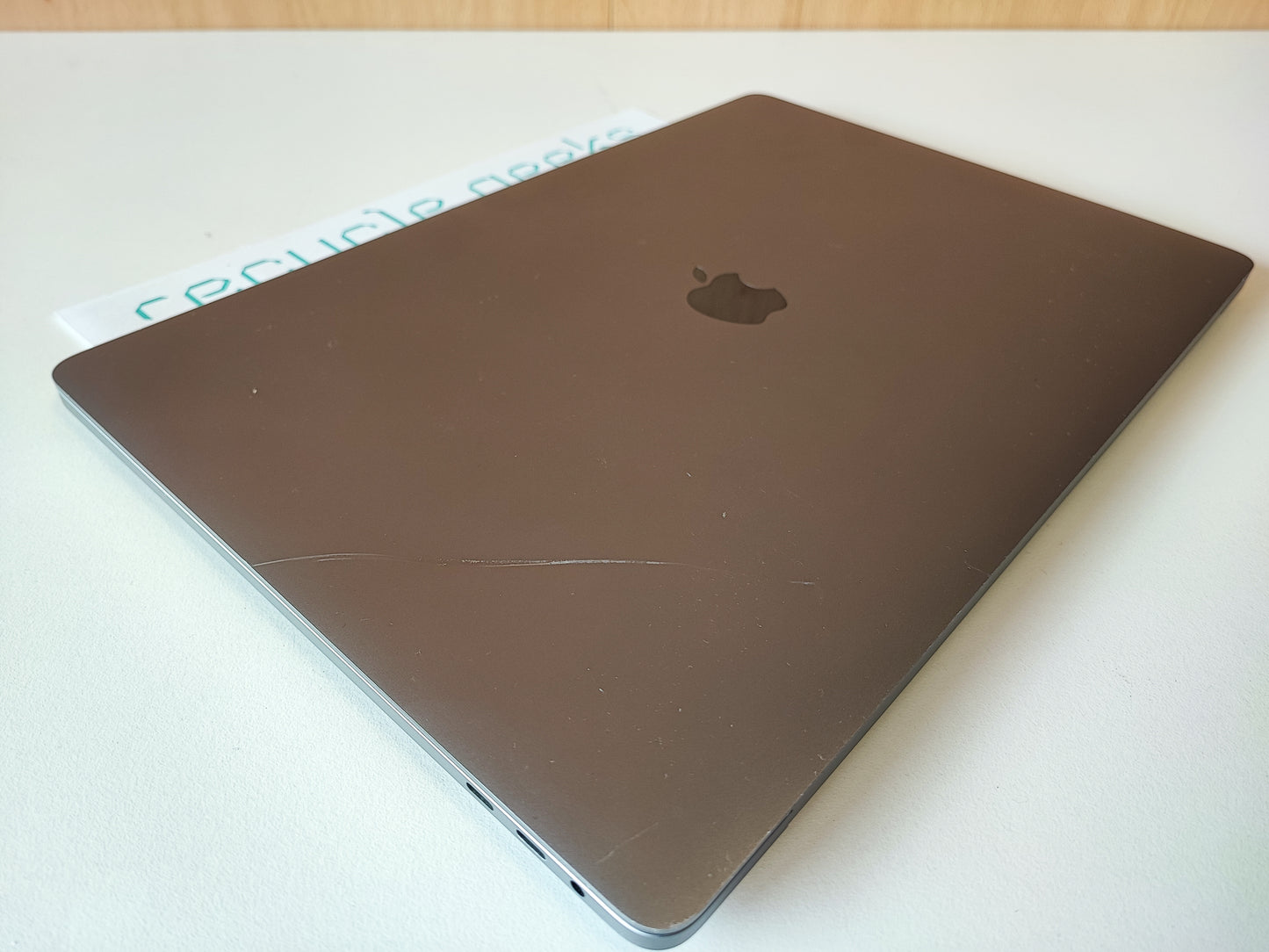 Apple MacBook Pro A2141 Ecrã 16" Retina i9 64GB Ram DDR4 1TB SSD AMD Radeon Pro 5500M macOS Tahoe Cinzento Sideral | Estado: Razoável