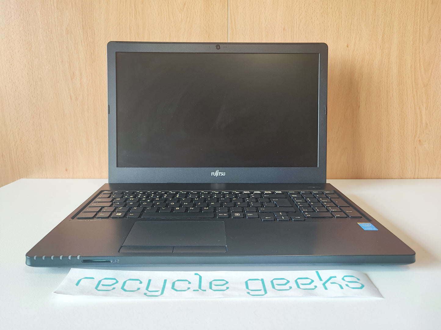 Fujitsu LIFEBOOK A555 i3-5005U 8GB RAM 128GB SSD Teclado PT Win 11 Estado: Muito Bom - B
