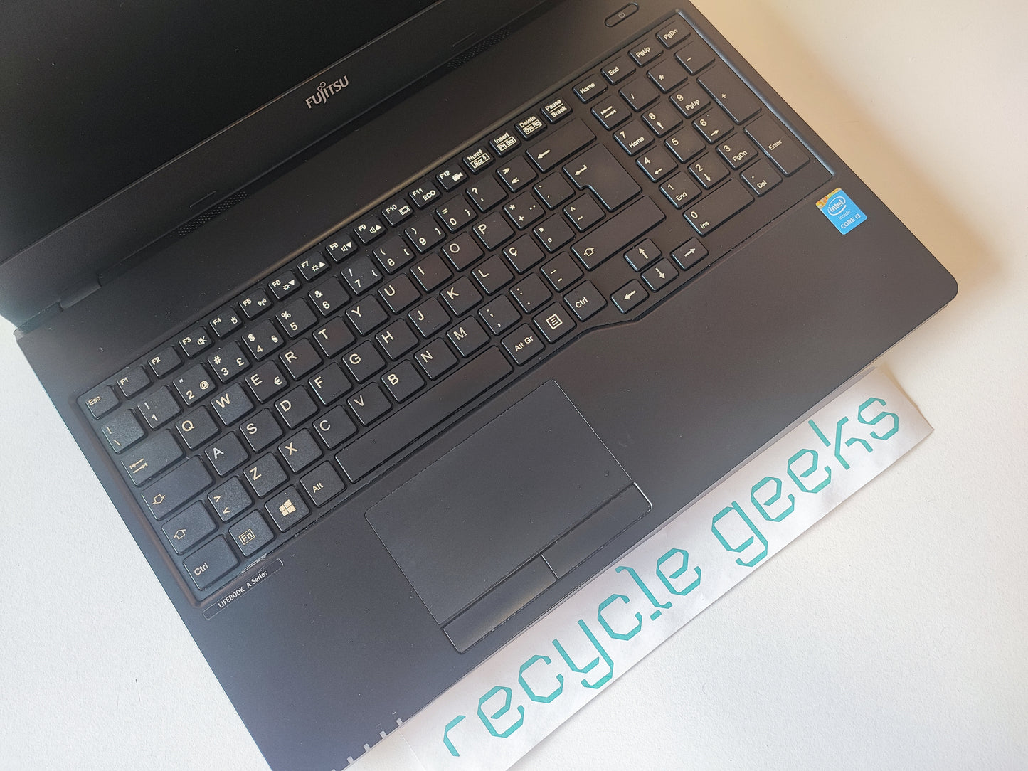 Fujitsu LIFEBOOK A555 i3-5005U 8GB RAM 128GB SSD Teclado PT Win 11 Estado: Muito Bom - B