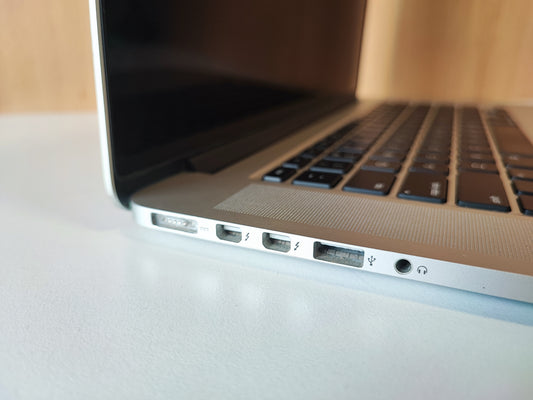 Apple Macbook Pro Retina 15'' A1398 i7 8GB Ram 256GB NVMe macOS Sonoma (Prateado) — Grade B
