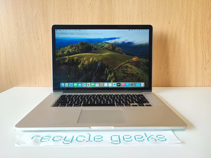 Apple Macbook Pro Retina 15'' A1398 i7 8GB Ram 256GB NVMe macOS Sonoma (Prateado) — Grade B