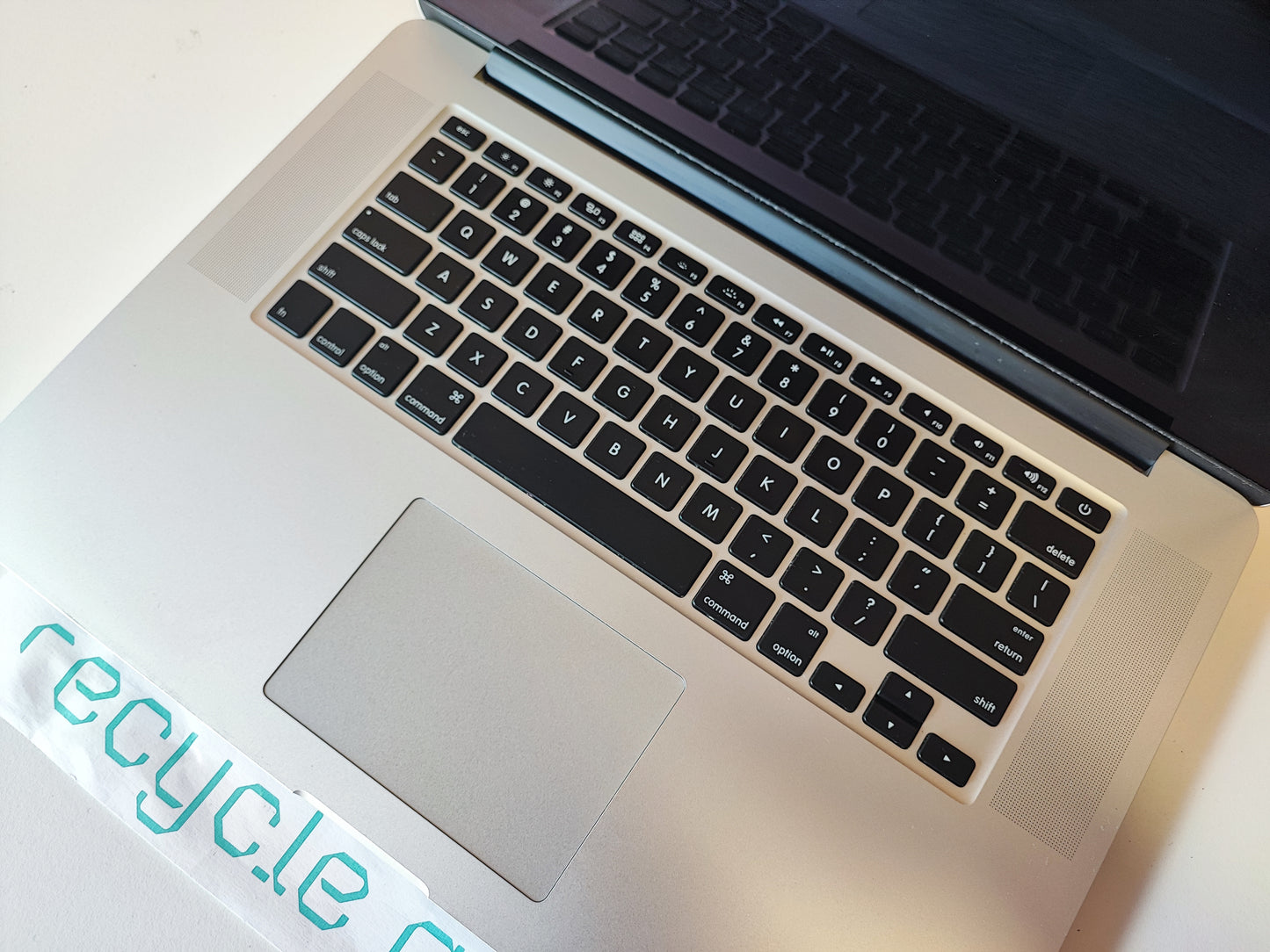 Apple Macbook Pro Retina 15'' A1398 i7 8GB Ram 256GB NVMe macOS Sonoma (Prateado) — Grade B