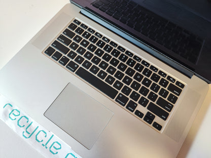 Apple Macbook Pro Retina 15'' A1398 i7 8GB Ram 256GB NVMe macOS Sonoma (Prateado) — Grade B