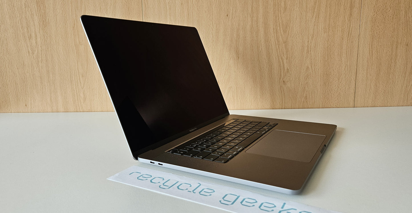 Portátil Apple Macbook Pro A2141 i9 9980HK 64GB RAM DDR4 1TB NVMe Teclado PT Portugal Estado: Excelente - A