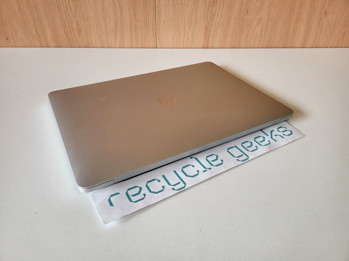 Apple Macbook Pro A2338 2020 M1 16GB Ram 512GB SSD macOS Tahoe (silver) — Grade B