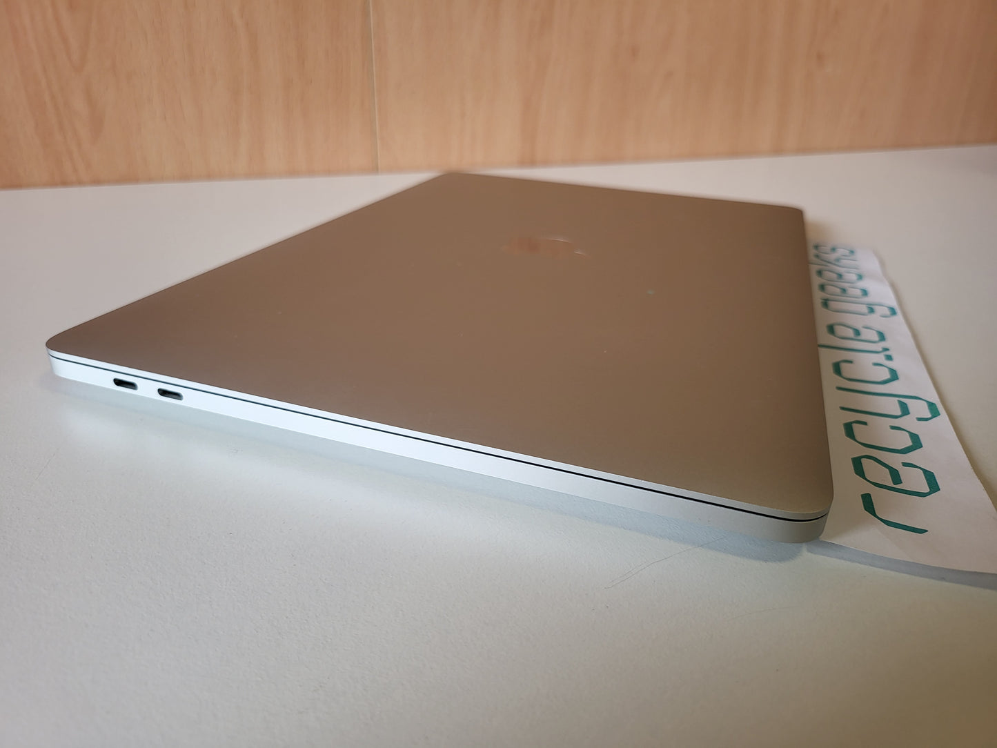 Apple Macbook Pro A2338 2020 M1 16GB Ram 512GB SSD macOS Tahoe (silver) — Grade B