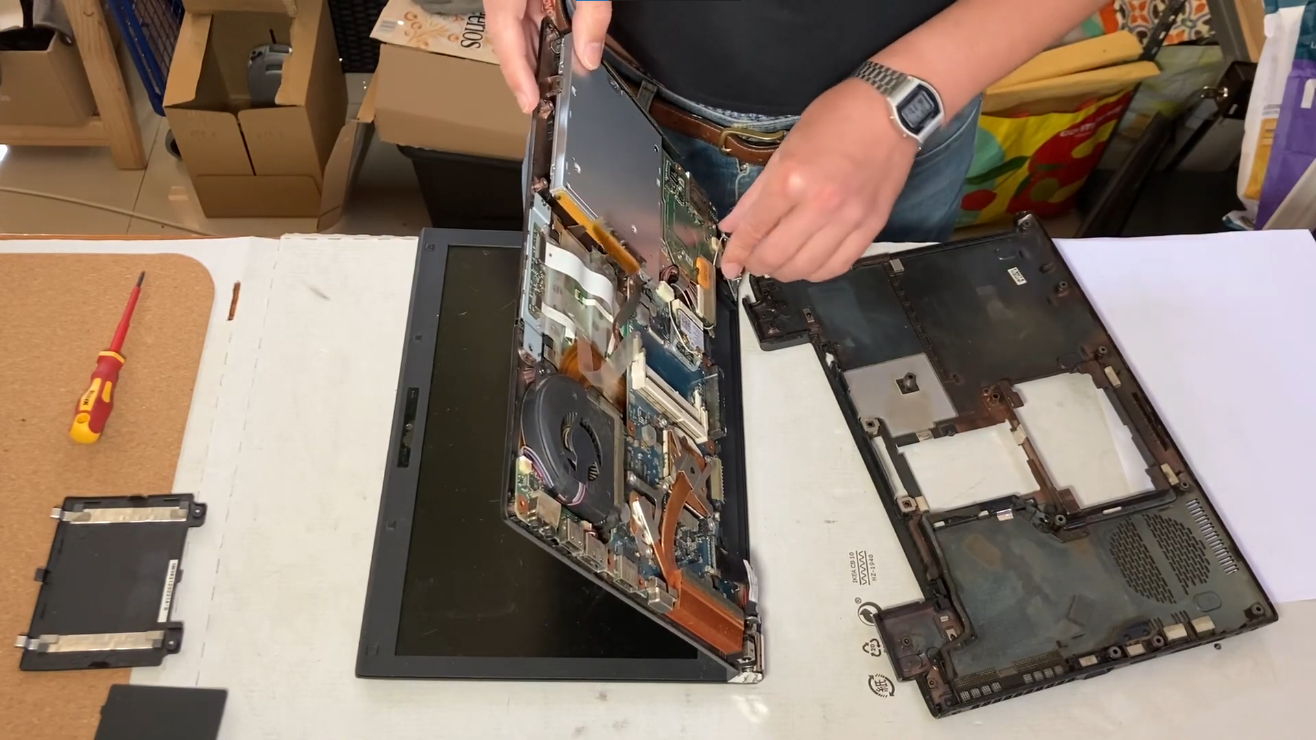 Carregar vídeo: Exemplo de tutorial de desmontagem de computador