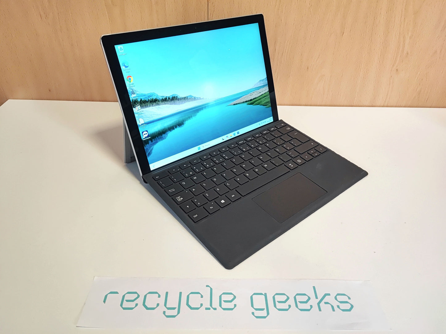 Microsoft Surface Pro 7 i5 1035G4 8GB Ram 256GB NVMe Win 11 com teclado PT Estado: Muito Bom