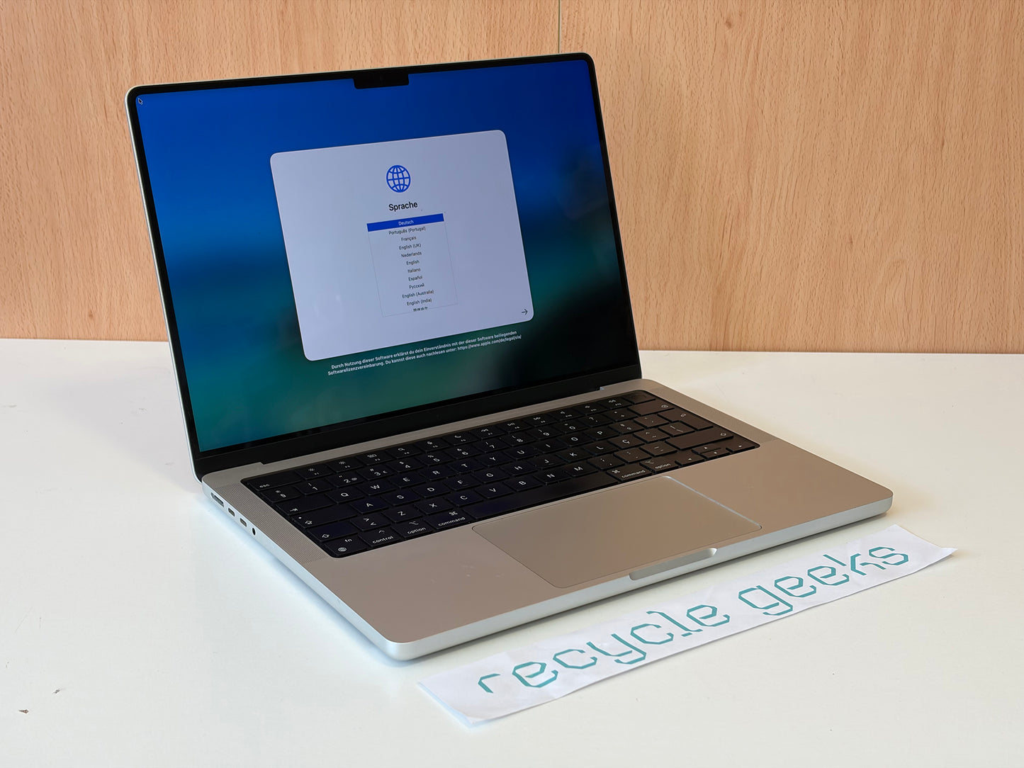 Apple Macbook Pro A2442 14,2'' M1 Pro 16GB Ram 512GB macOS Tahoe (silver) — Grade B