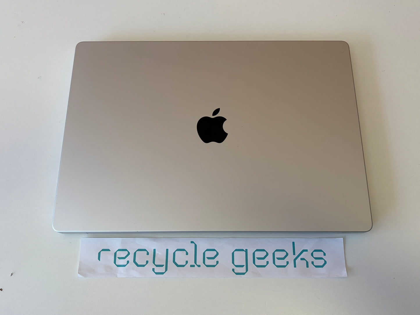 Apple Macbook Pro A2485 16,2'' 2021 M1 Max 32GB Ram 512GB macOS Sequoia (silver) — Grade B