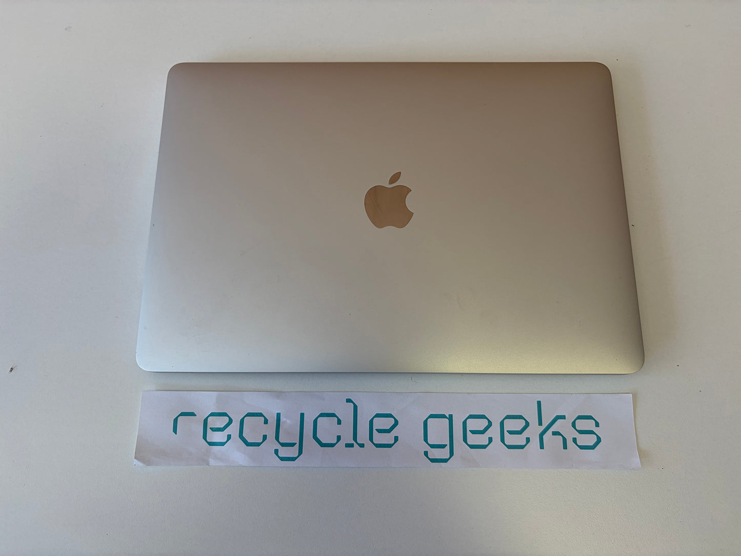 Apple Macbook Pro A1989 2019 Touch i5 16GB Ram 256GB macOS Sequoia (silver) — Grade A