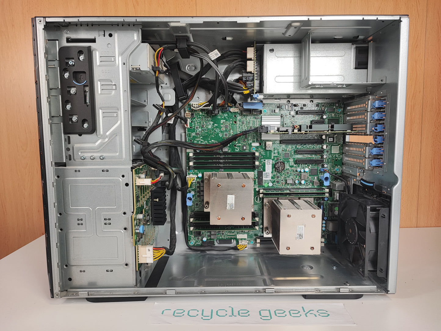 Dell EMC PowerEdge T430 Dual Xeon E5 2620 v4 32GB DDR4 Sem Caddies Estado: Muito Bom - B