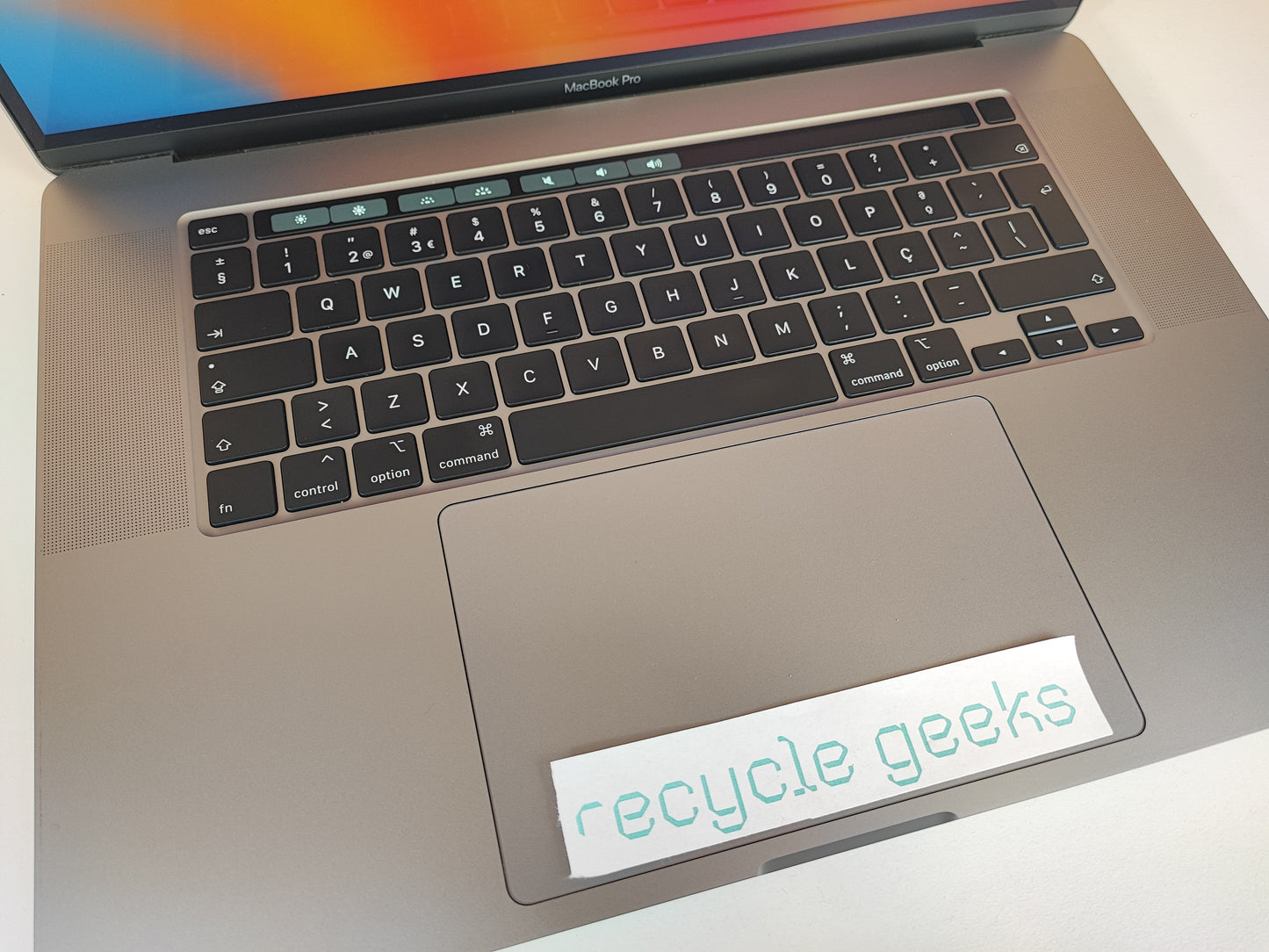 Apple Macbook Pro A2141 i9 9980HK 64GB RAM DDR4 1TB NVMe Teclado PT Portugal Estado: Excelente - A