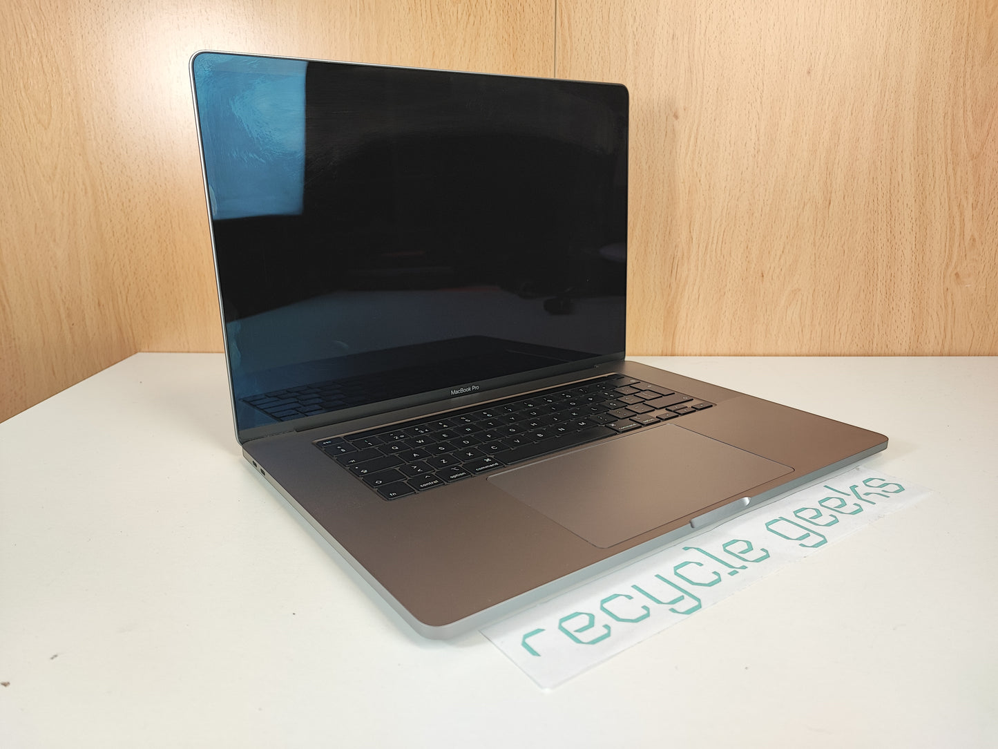 Apple Macbook Pro A2141 i9 9980HK 64GB RAM DDR4 1TB NVMe Teclado PT Portugal Estado: Excelente - A