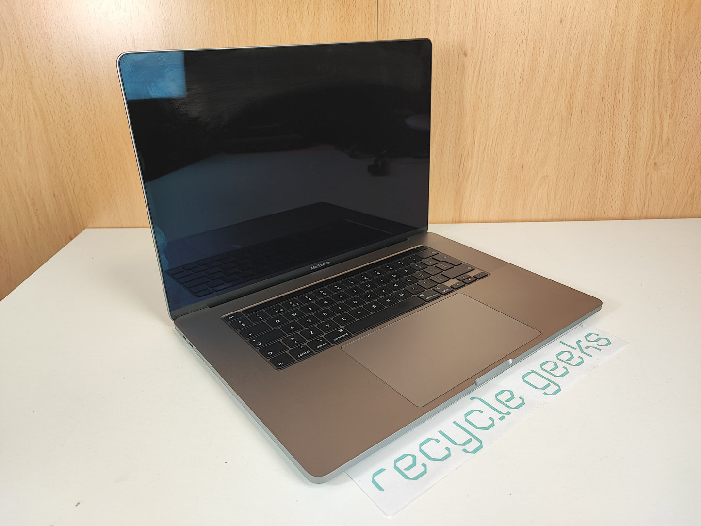 Apple Macbook Pro A2141 i9 9980HK 64GB RAM DDR4 1TB NVMe Teclado PT Portugal Estado: Excelente - A