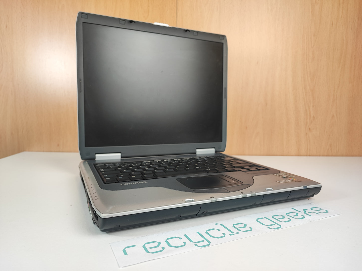 Portátil Compaq Presario 2100 AMD Athlon XP 700MB Ram 80GB IDE Teclado PT Portugal Estado: Muito Bom - B