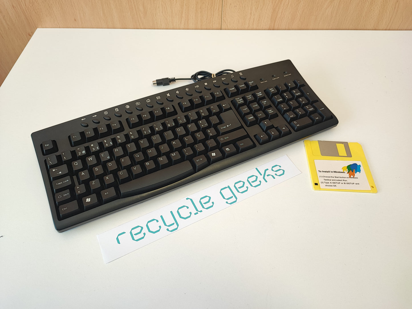 Teclado Sem Marca Multimedia Keyboard PS2 Estado: Excelente - A