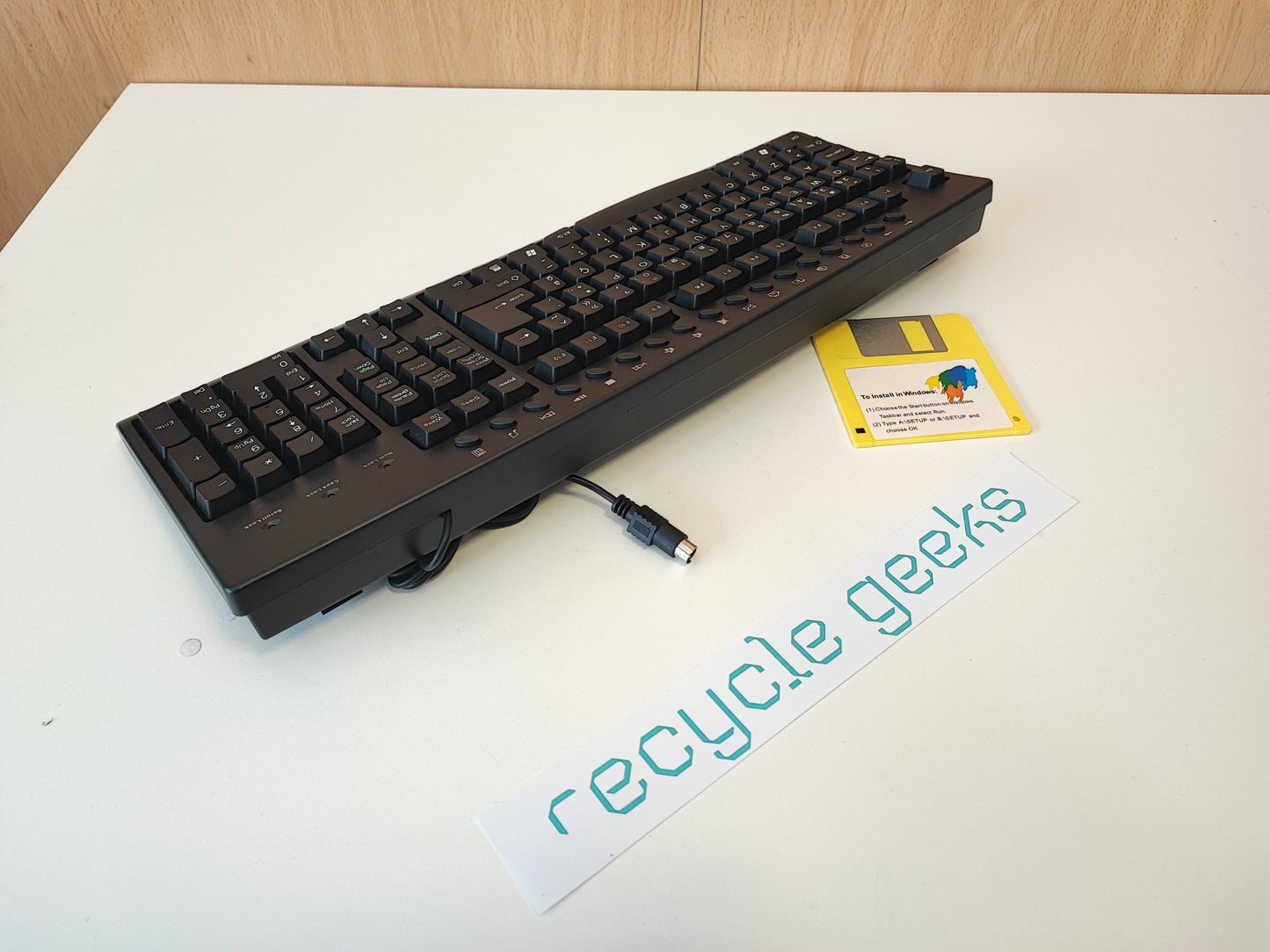 Teclado Sem Marca Multimedia Keyboard PS2 Estado: Excelente - A