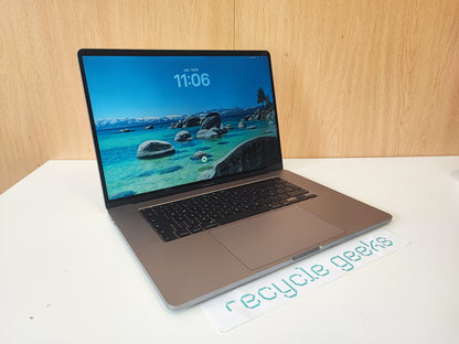 Apple Macbook Pro A2141 i9 9980HK 64GB RAM DDR4 1TB NVMe Teclado PT Portugal Estado: Excelente - A