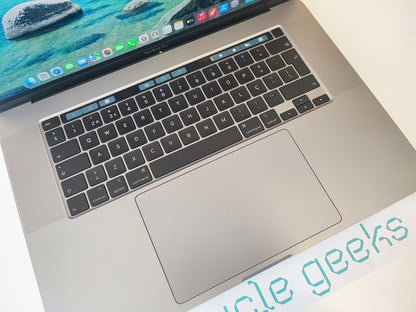 Apple Macbook Pro A2141 i9 9980HK 64GB RAM DDR4 1TB NVMe Teclado PT Portugal Estado: Excelente - A
