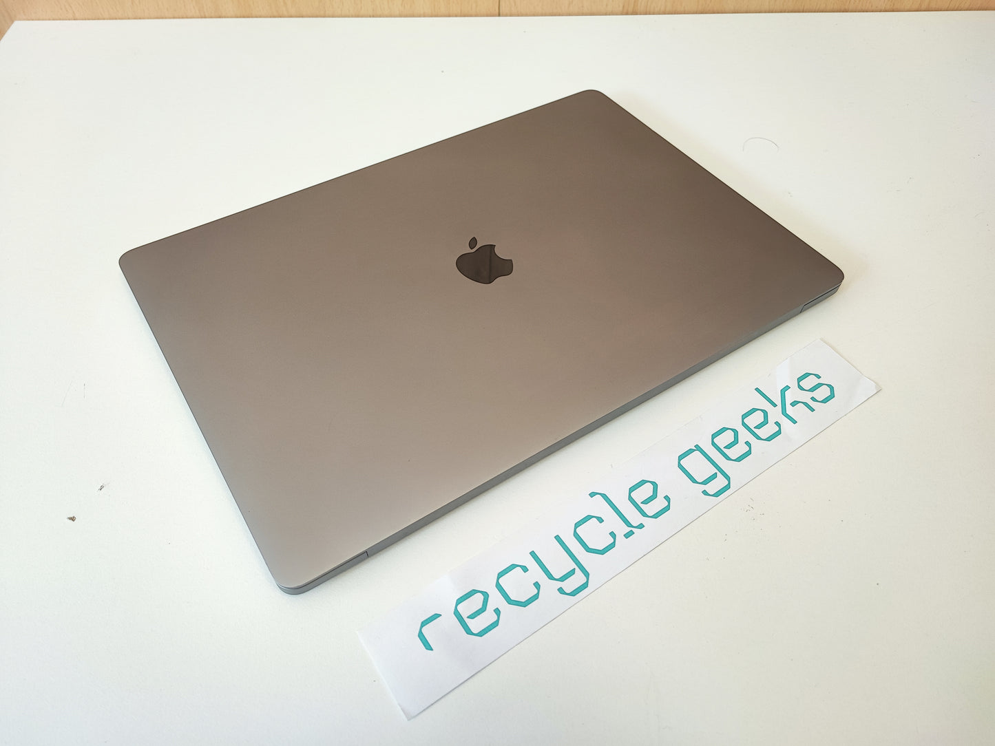 Apple Macbook Pro A2141 i9 9980HK 64GB RAM DDR4 1TB NVMe Teclado PT Portugal Estado: Excelente - A