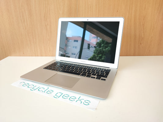 Portátil Apple MacBook Air A1466 Intel i5-4260U 4GB RAM 250GB NVMe Teclado PT macOS Big Sur Estado: Muito Bom - B
