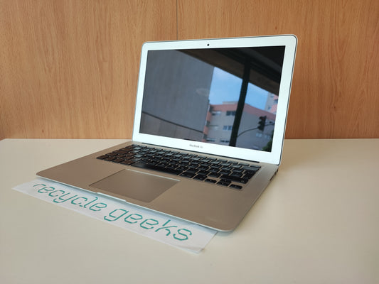 Portátil Apple MacBook Air A1466 Intel i5-4250U 4GB RAM 250GB NVMe Teclado PT macOS Big Sur Estado: Muito Bom - B