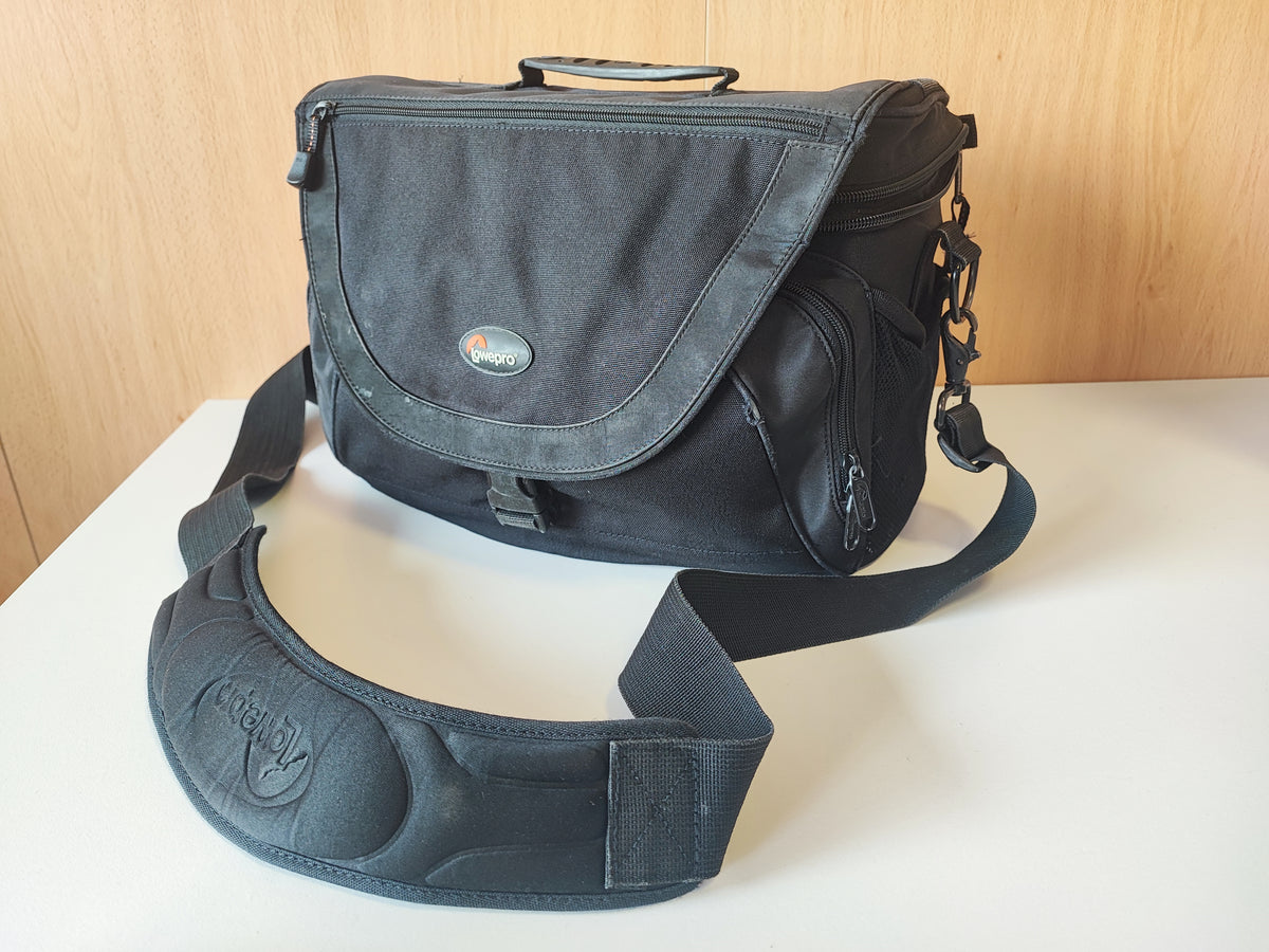 Mochila de Ombro Lowepro Nova 5 AW (black) — Condição: Muito Bom