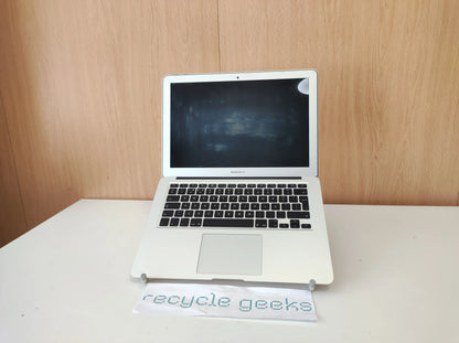Apple A1466 13" 2017 Notebook, Intel Core i5-5350u processor, 8GB DDR3 RAM, 256GB SSD, 210-cycle clock speed, Portuguese (Brazil) keyboard. Condition: Very Good - B