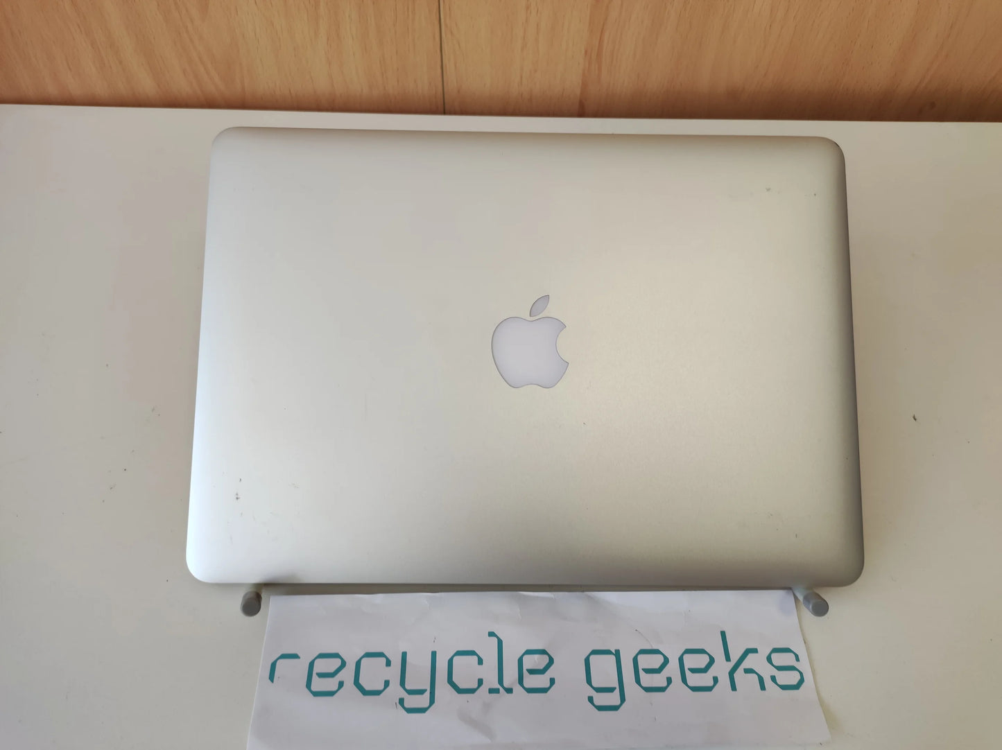 Apple A1466 13" 2017 Notebook, Intel Core i5-5350u processor, 8GB DDR3 RAM, 256GB SSD, 210-cycle clock speed, Portuguese (Brazil) keyboard. Condition: Very Good - B