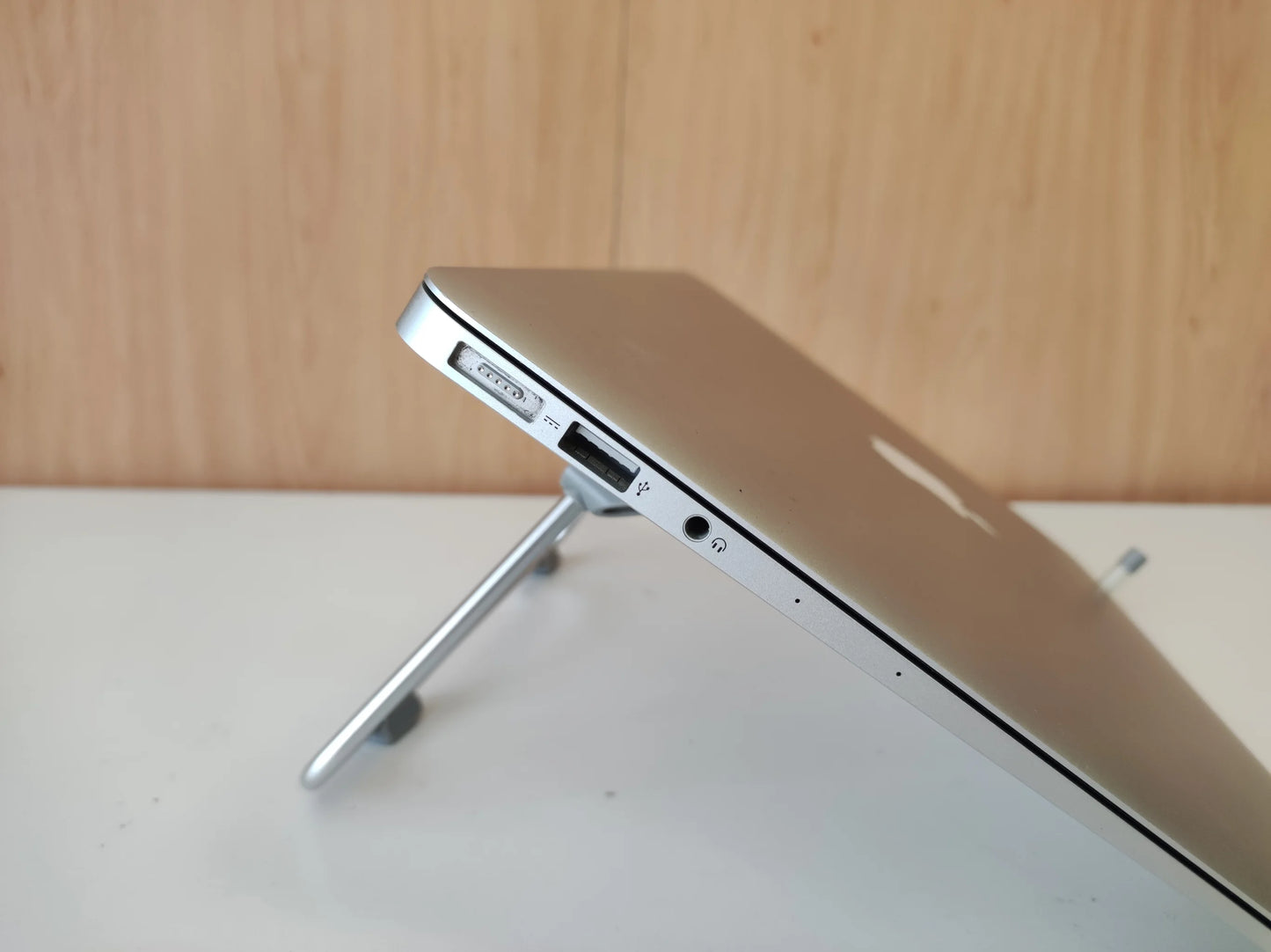 Apple A1466 13" 2017 Notebook, Intel Core i5-5350u processor, 8GB DDR3 RAM, 256GB SSD, 210-cycle clock speed, Portuguese (Brazil) keyboard. Condition: Very Good - B