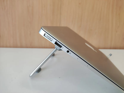 Apple A1466 13" 2017 Notebook, Intel Core i5-5350u processor, 8GB DDR3 RAM, 256GB SSD, 210-cycle clock speed, Portuguese (Brazil) keyboard. Condition: Very Good - B