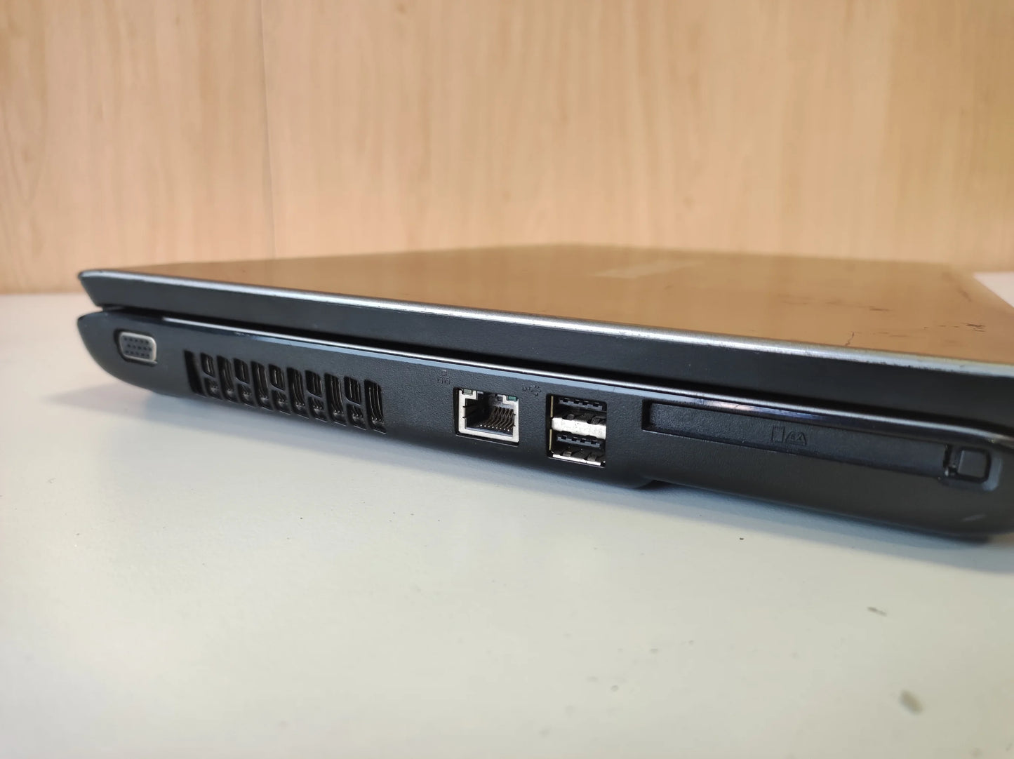 Portátil Toshiba SATELLITE A500-148 Intel® Core™2 Duo P8700 2,53GHz 4GB RAM DDR2 Sem disco SEM DISCO Teclado PT Portugal Estado: Para peças - F