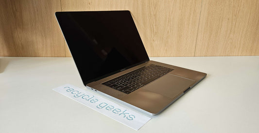 Apple MacBook Pro (15", 2017) i7 16GB RAM DDR3 512GB SSD | Touchbar | Teclado EN Internacional | Estado: Muito Bom - B