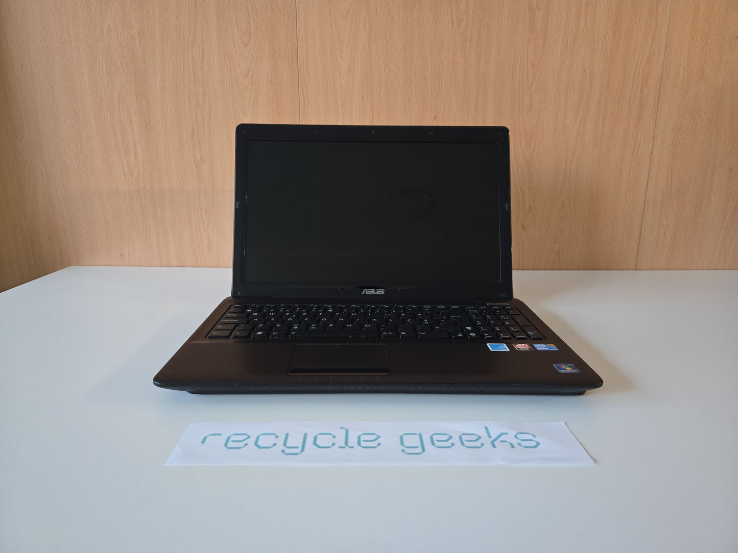 Portátil Asus K52J Intel Core i3-M370 2 GB DDR3 320GB HDD Teclado PT Portugal Linux Mint Estado: Muito Bom - B